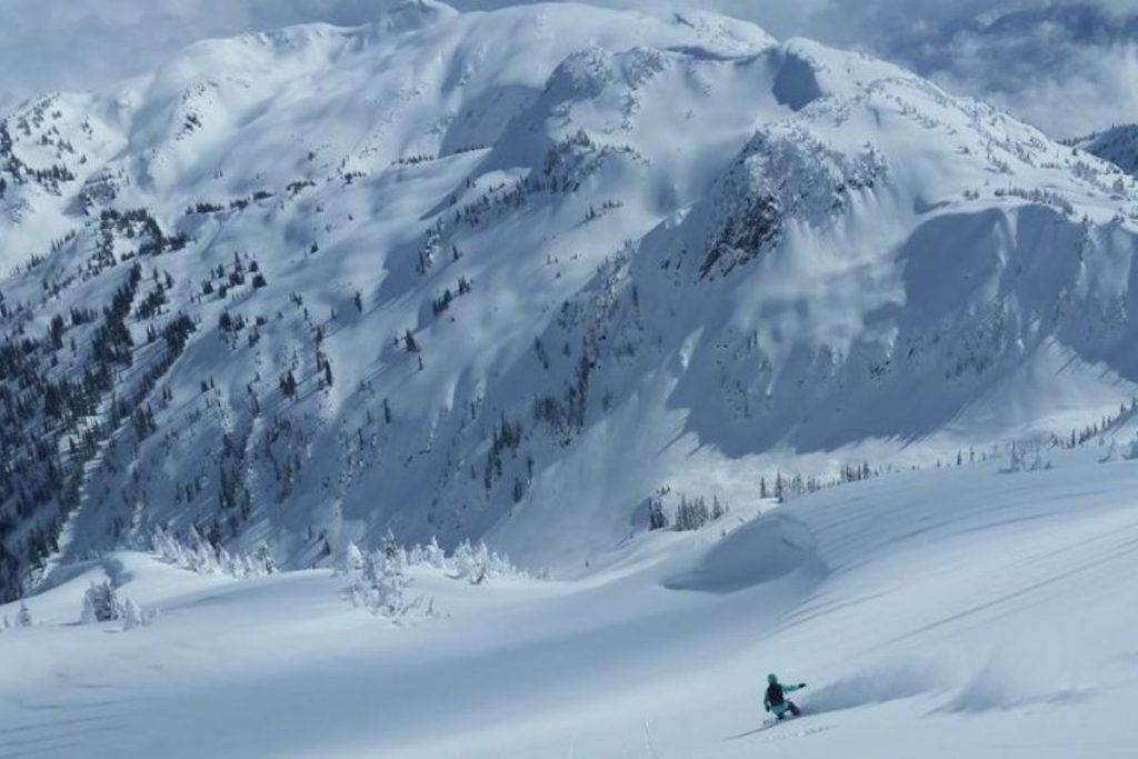 best-heli-skiing-in-canada-ski-lodge-min