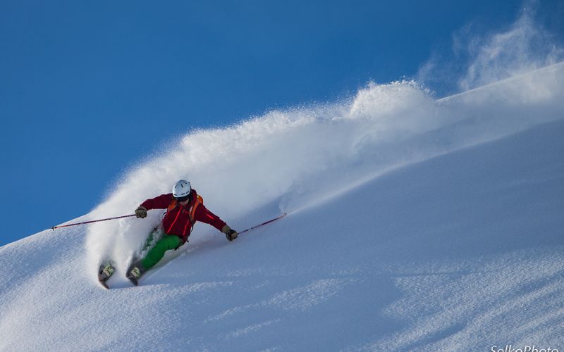 heli-skiing-fresh-powder-min