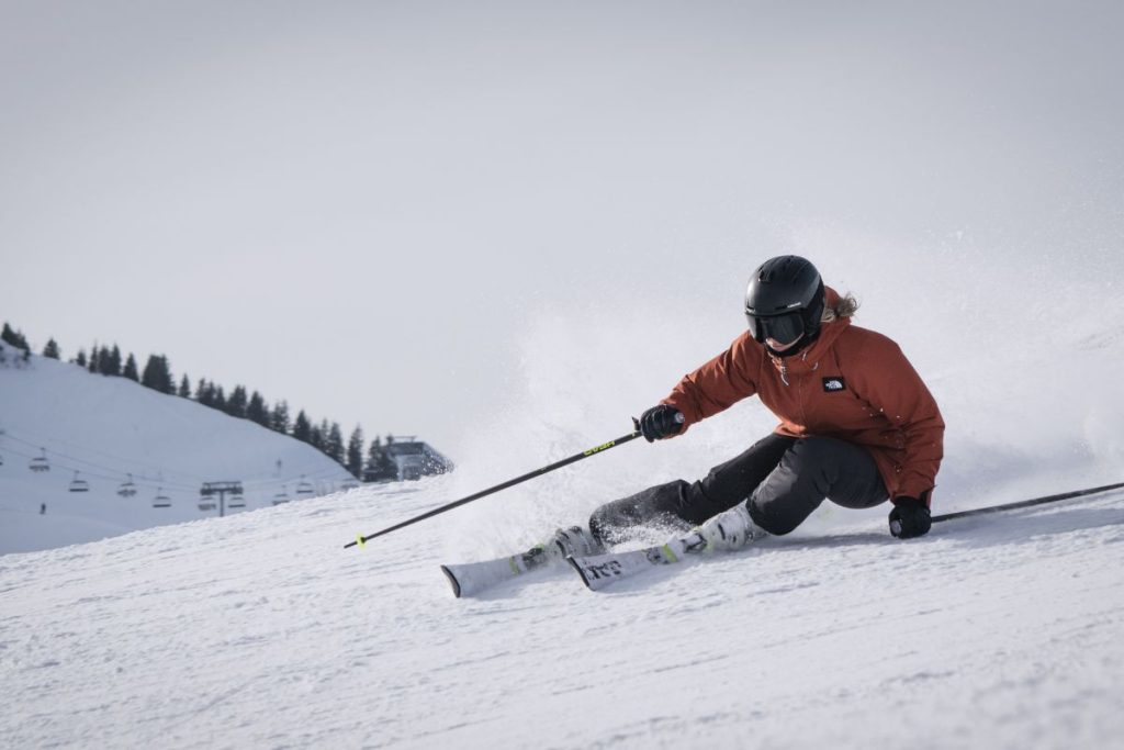 heli-skiing-man-skiing