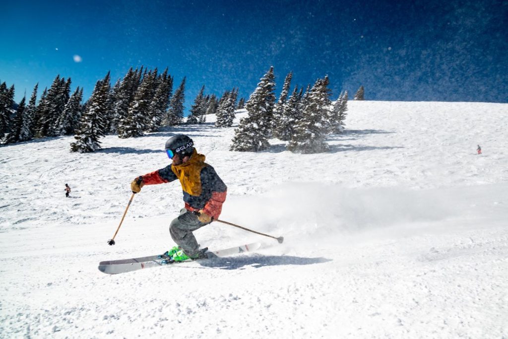 heli-skiing-skiing-on-slope