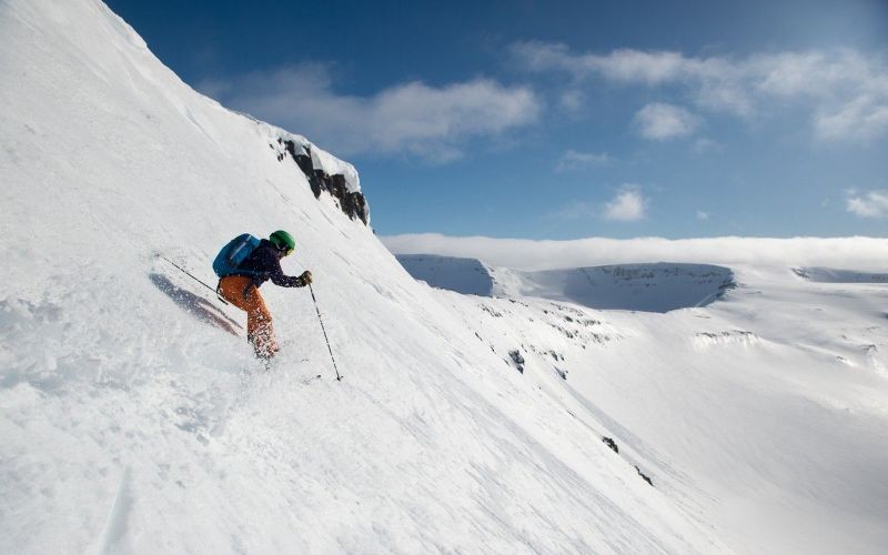 heli-ski-carving-through-untouched-slopes-min