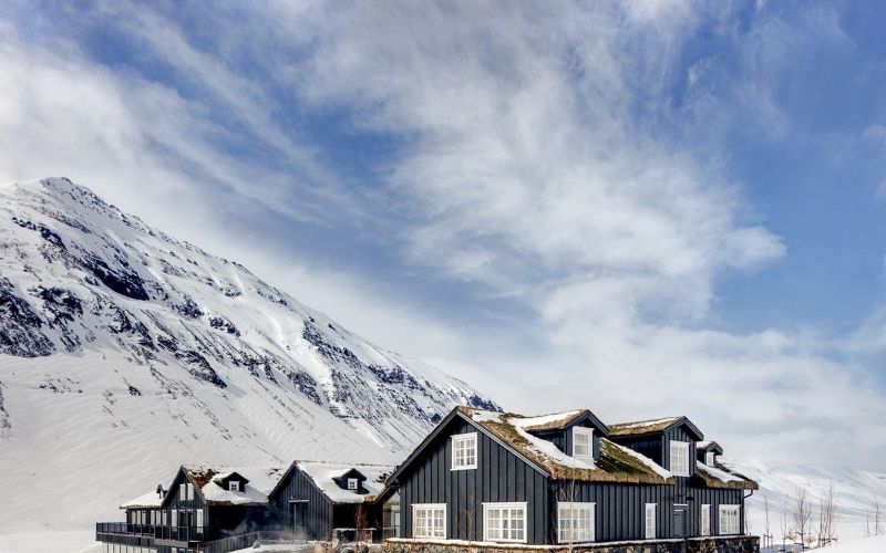 heli-ski-remote-lodge-in-iceland-min