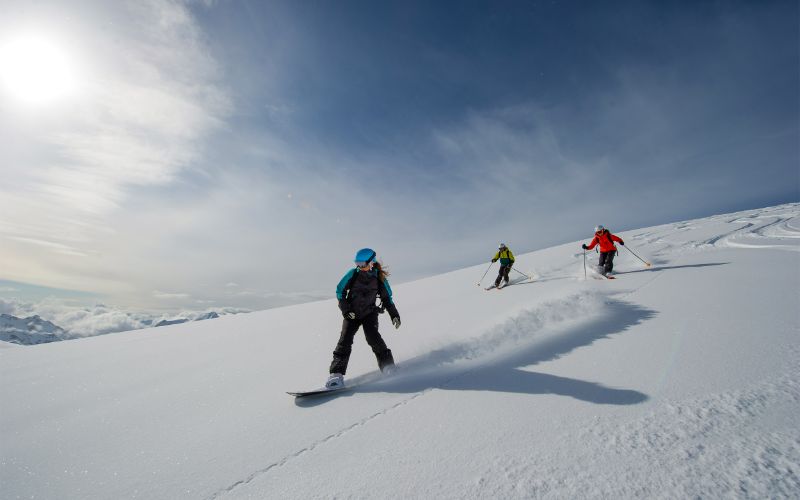 heli-ski-skiing-group-min