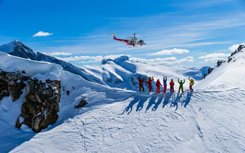 heli-skiing-group-of-people-on-mountain-min