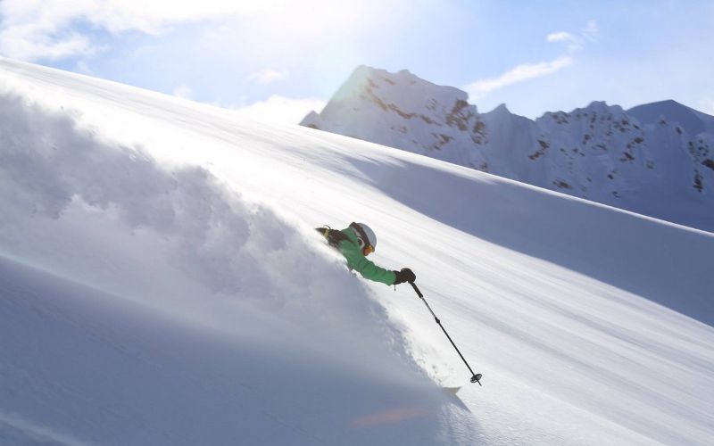 heli-skiing-powder-snow-min