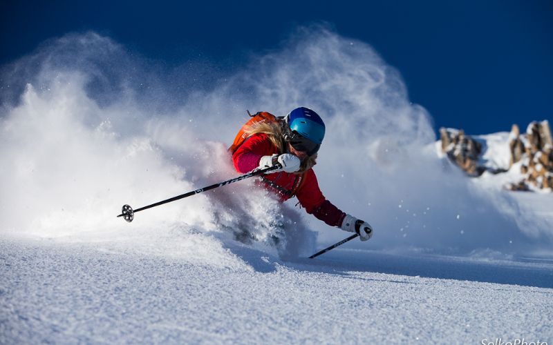 heli-skiing-skiing-off-piste (1)-min