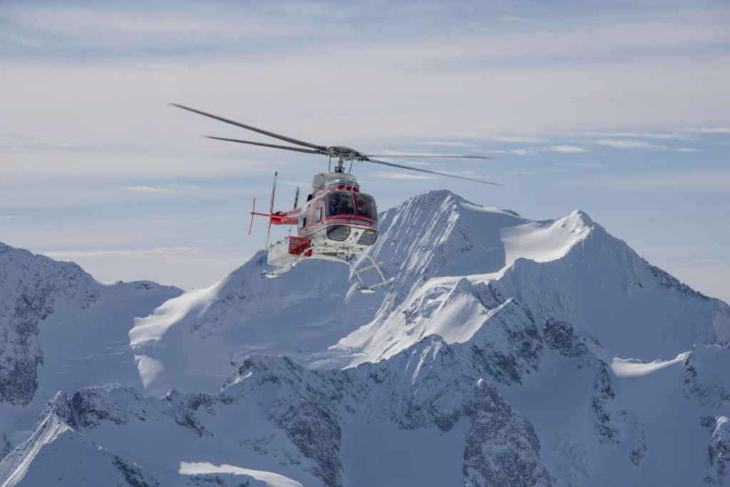 helicopter-skiing-helicopter-over-peaks-min