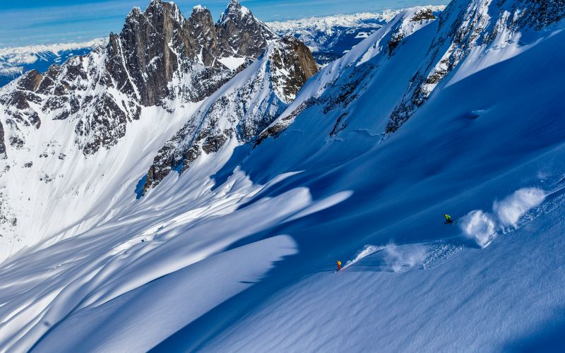 helicopter-skiing-powder-snow-scenery-min