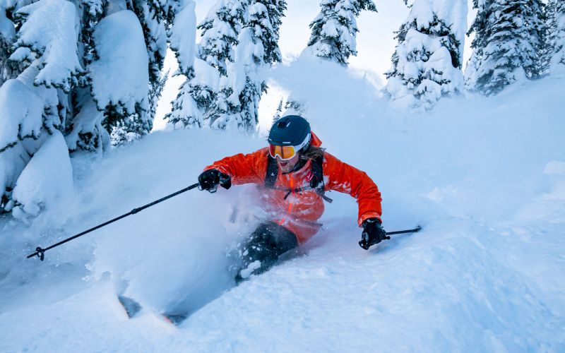 helicopter-skiing-skier-in-snow-min