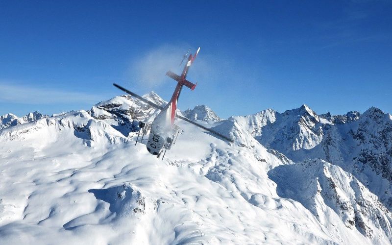 helicopter-skiing-snowy-peaks-min