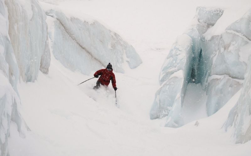 off-piste-heli-skiing-min