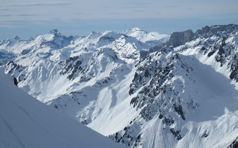 off-piste-skiing-mountain-range-min