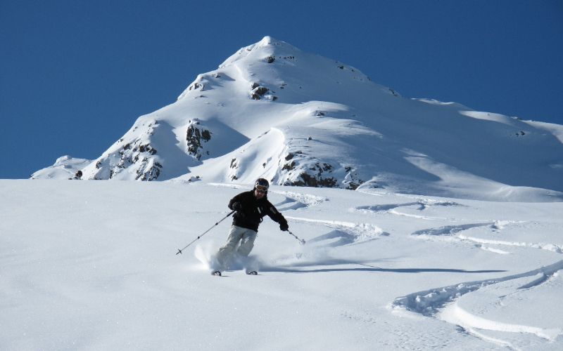off-piste-skiing-powder-runs-min