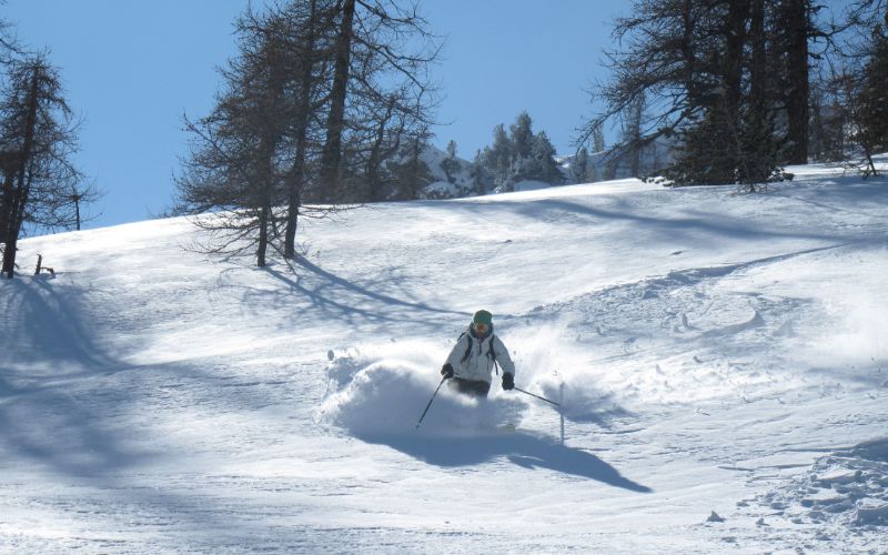 off-piste-skiing-powdered-snow-min