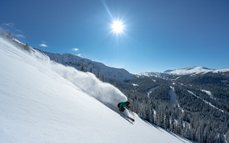 heli-skiing-canada-1-min