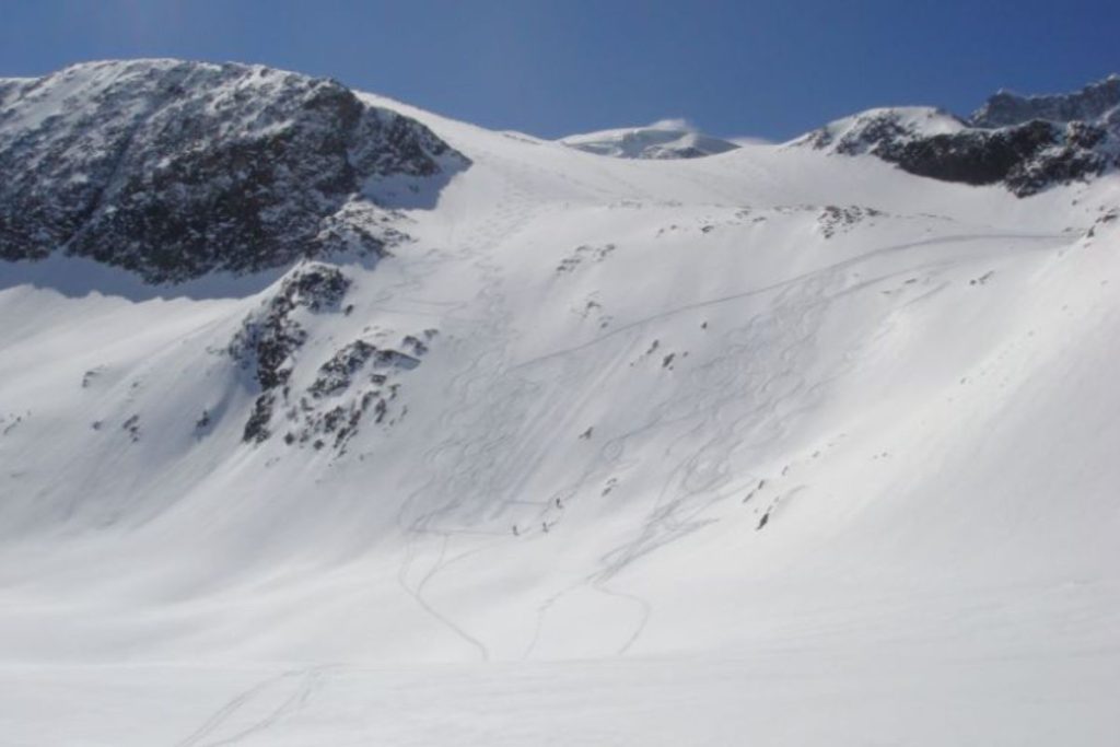 heli-skiing-dunes-min