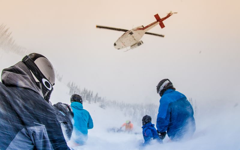 helicopter-skiing-chopper-taking-off-with-skiers-in-foreground-min[1]