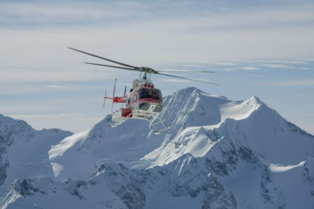 helicopter-skiing-helicoter-flying-over-mountain-ranges-min[1]