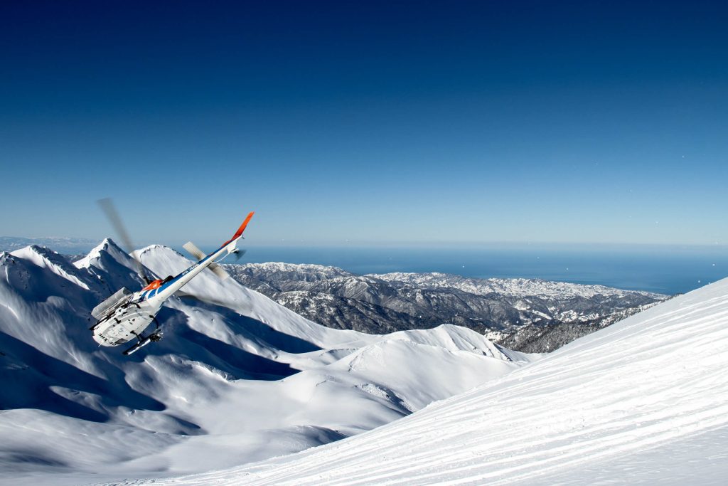 turkey_heliski_ski_trip_group_line_snow-119