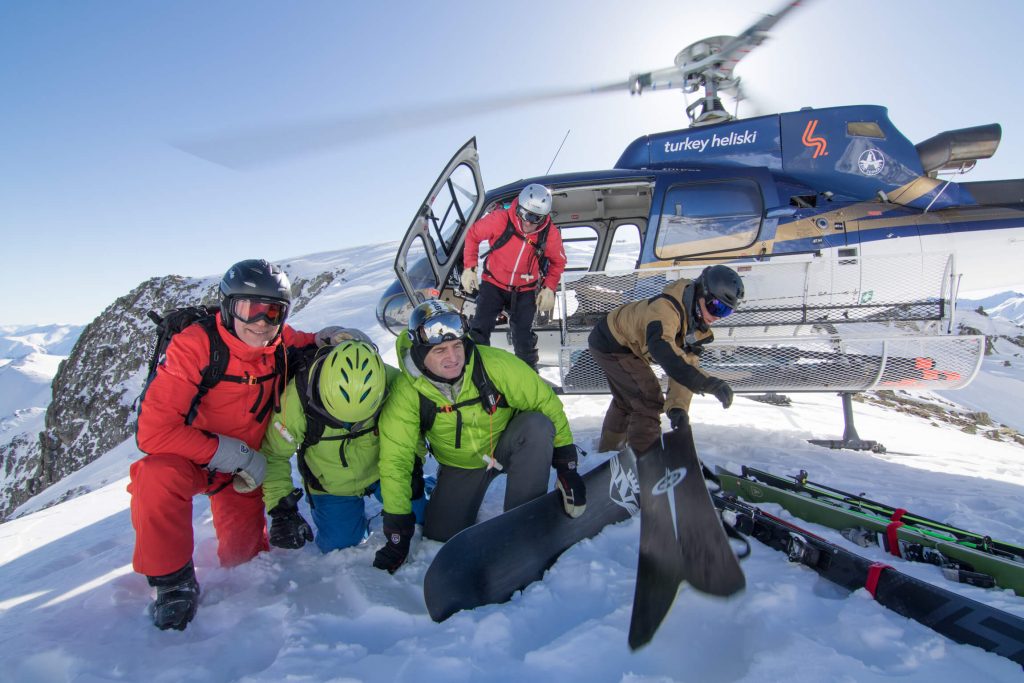 turkey_heliski_ski_trip_group_line_snow-44