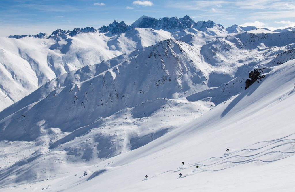 turkey_heliski_ski_trip_group_line_snow-50