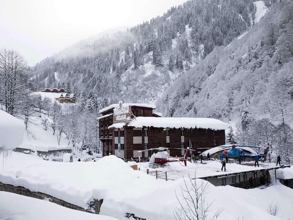 turkey_heliski_ski_trip_group_line_snow_hotel