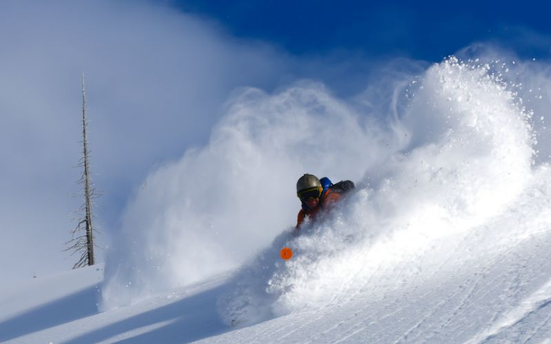 heli-skiing-powder-slope-min