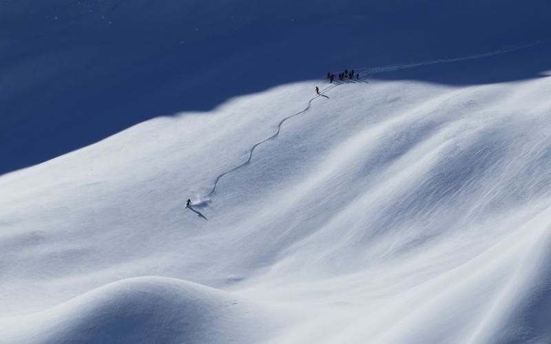 helicopter-skiing-powder-slope-min