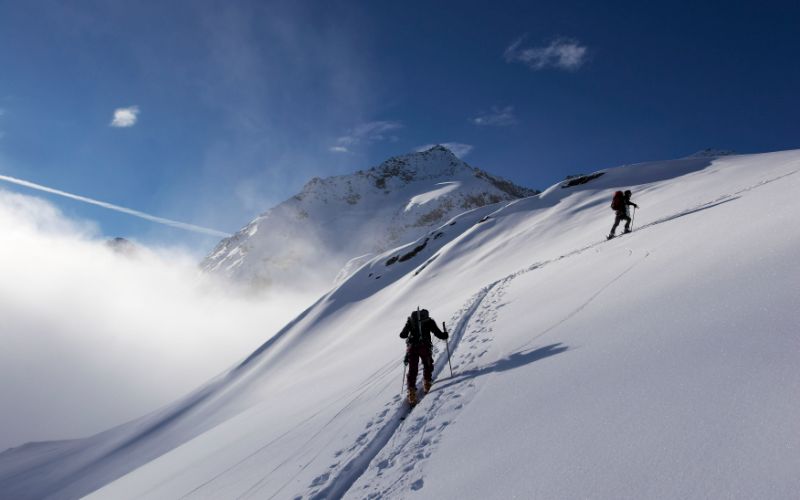 off-piste-skiing-Chamonix-Matthieu-min