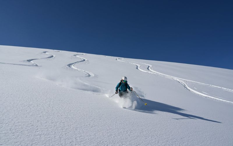 heli-skiing-canada-min