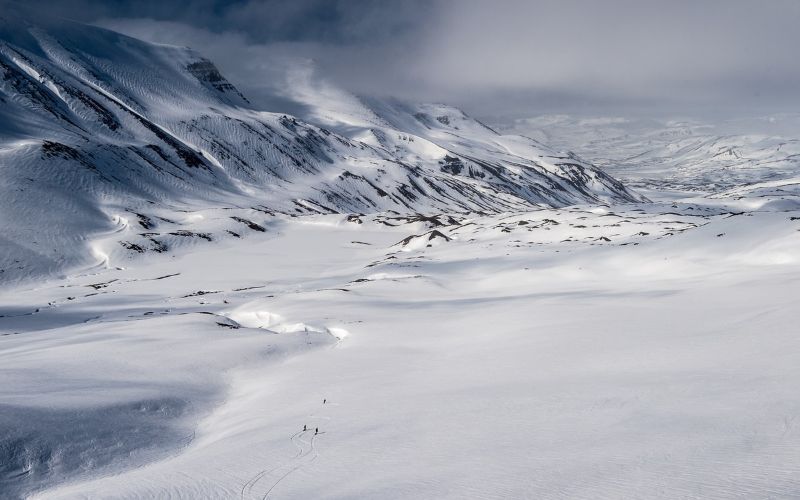 helicopter-skiing-icelandic-landscape-min