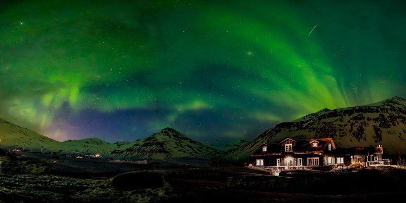 helicopter-skiing-northern-lights-in-night-sky-min