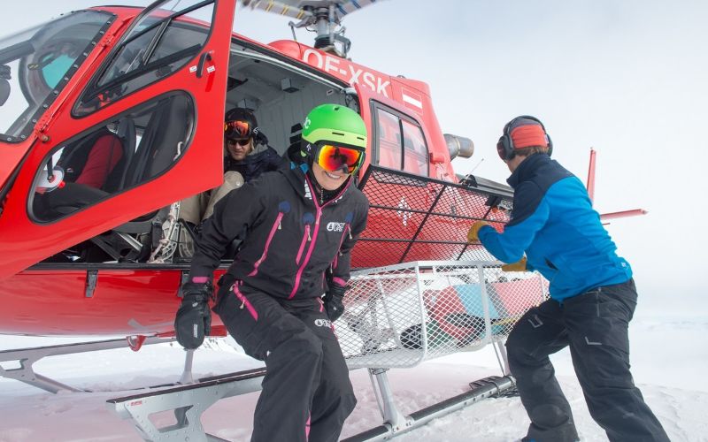 helicopter-skiing-skiers-disembarking-from-helicopter-min