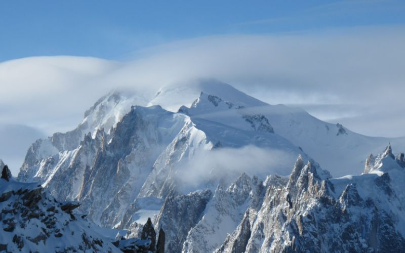 off-piste-skiing-beautiful-mountain-range-min