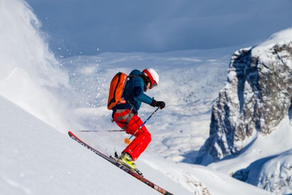 helicopter-skiing-close-up-of-skier-min