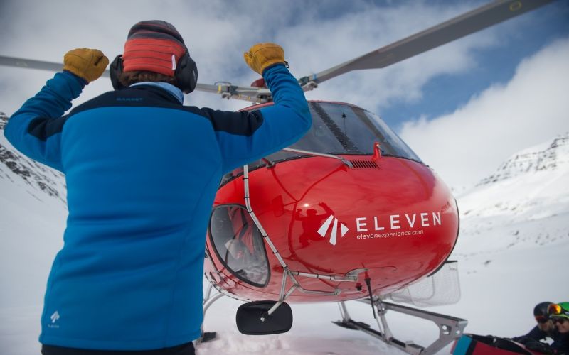 helicopter-skiing-man-cheering-after-disembarking-helicopter-min