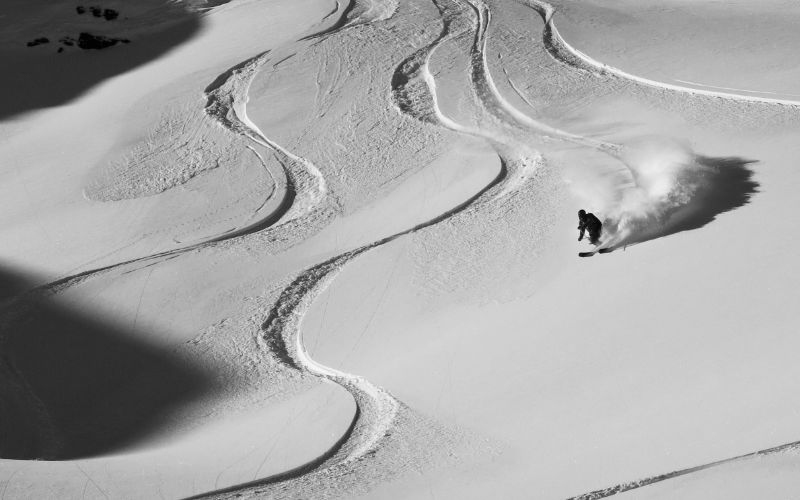 helicopter-skiing-skier-making-their-way-down-a-slope-min