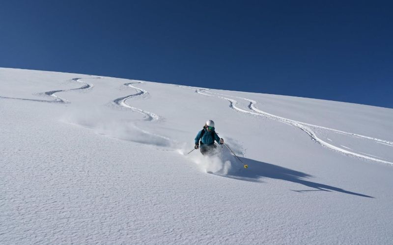 heli-ski-down-mountain-min