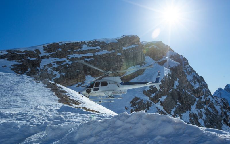 helicopter-skiing-landing-min