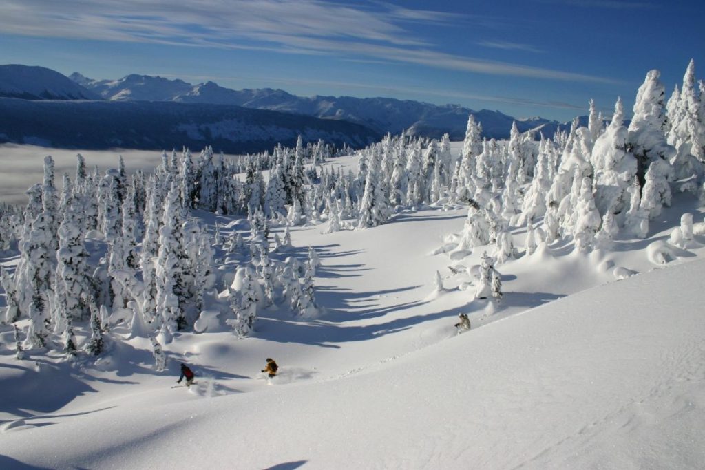 helicopter-skiing-canada-group-skiing (2)-min