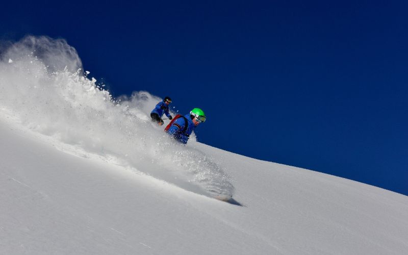 affordable-heli-skiing-two-skiers-min