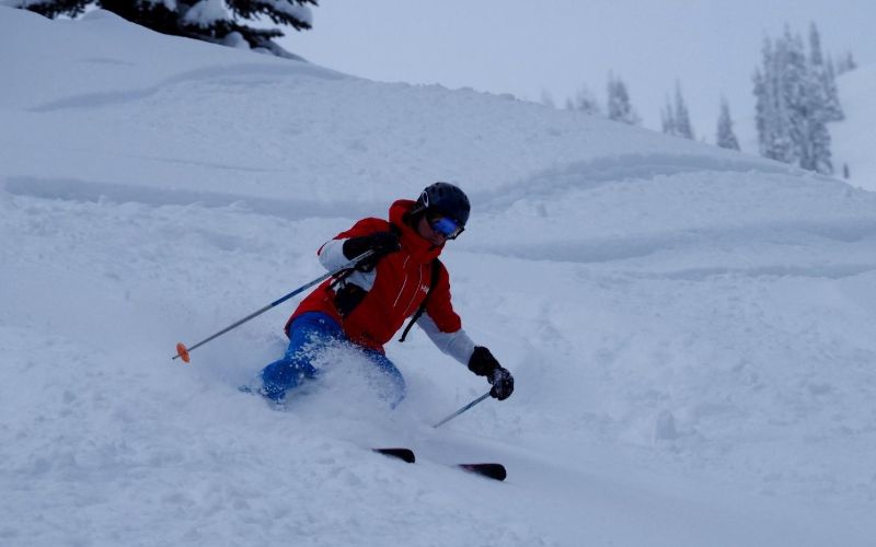 helicopter-skiing-canada-man-skiing-down-mountain-min