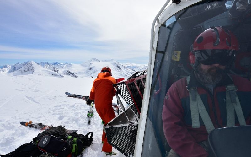 heliskiing-canada-prices-getting-in-helicopter-min
