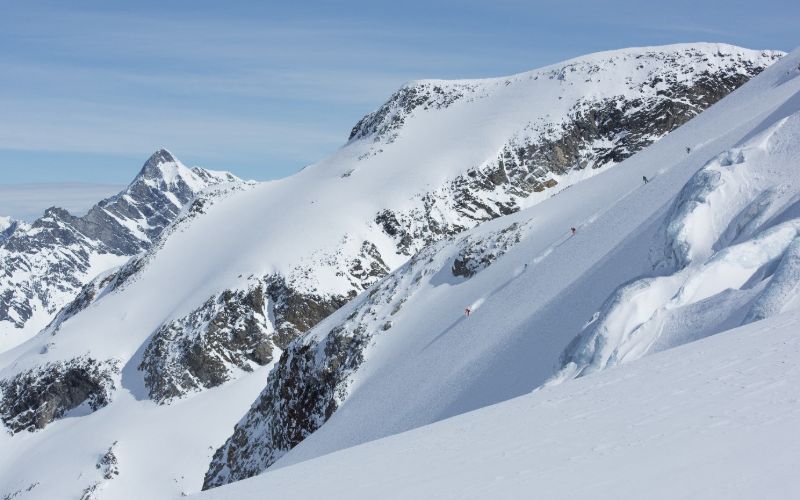 heliskiing-canada-prices-powder-snow-mountain-min