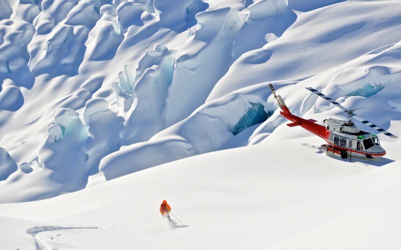 affordable-heli-skiing-helicopter-landing-min