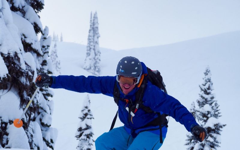 affordable-heli-skiing-mountain-backdrop-min