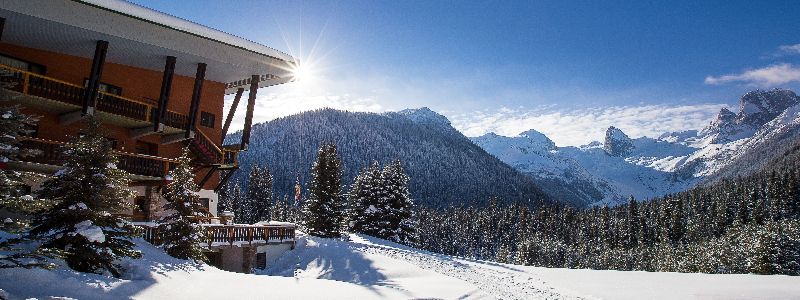 helicopter-skiing-canada-bugaboos-lodge-min