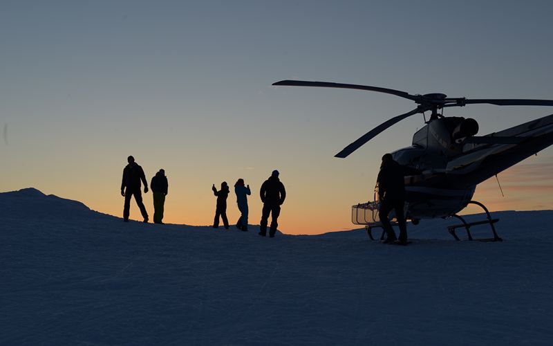heliskiing-canada-prices-helicopter-landing-min