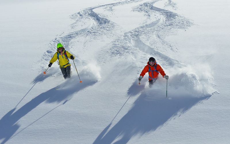 heliskiing-canada-prices-two-people-skiing-min