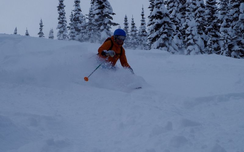 heliskiing-canada-prices-mountain-skiing-min